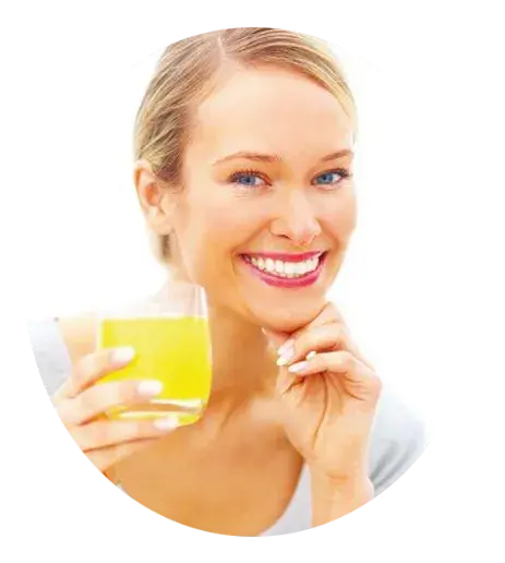 Lächelnde Frau mit Glas Liquid C plus Bioflavonoiden mit Hagebutten